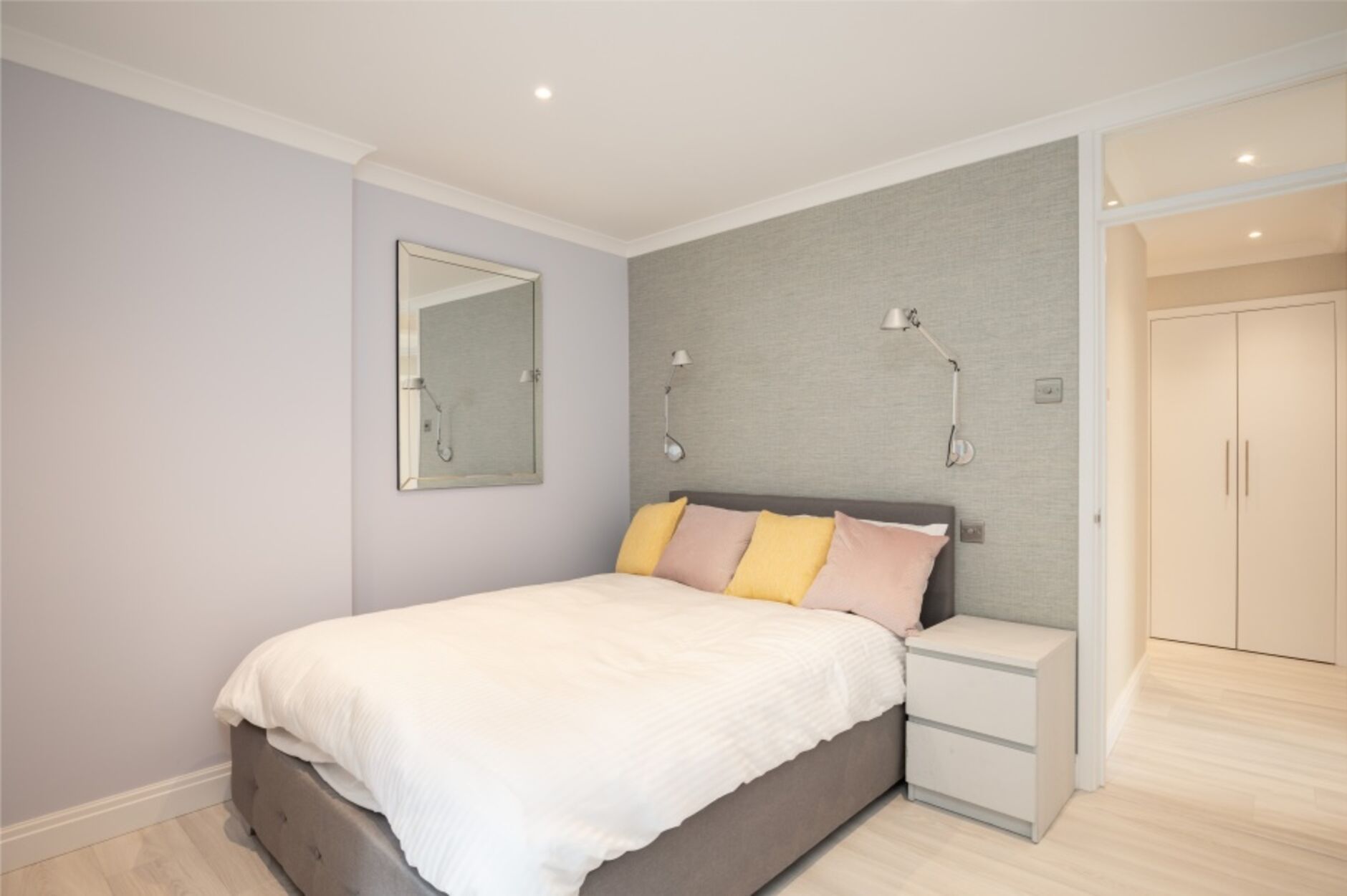 Flat Emlyn Road in Greater London