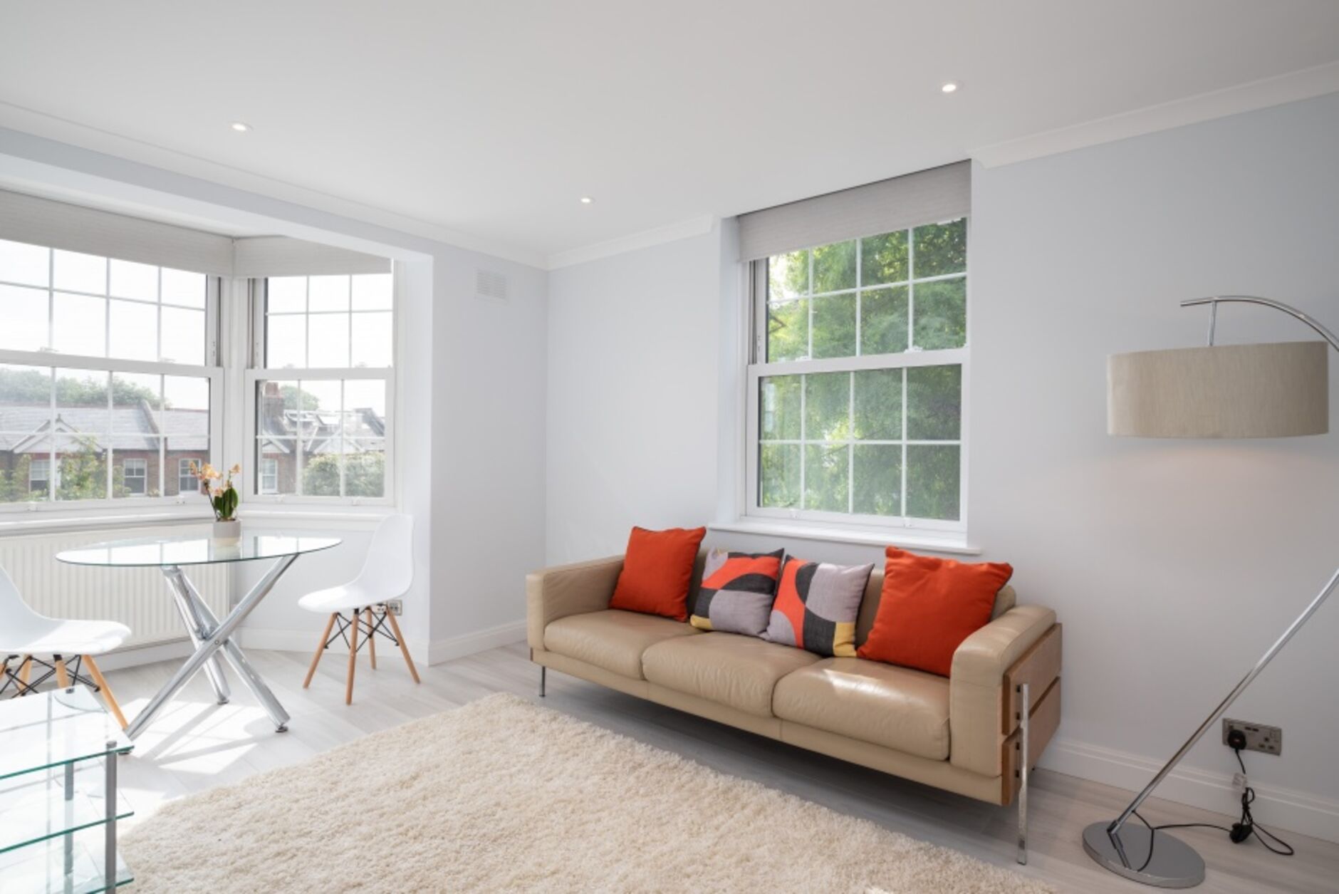 Flat Emlyn Road in Greater London