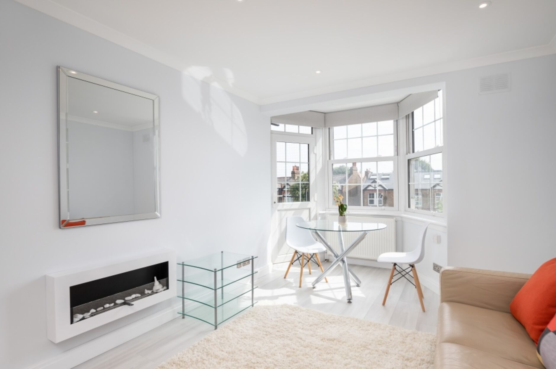 Flat Emlyn Road in Greater London