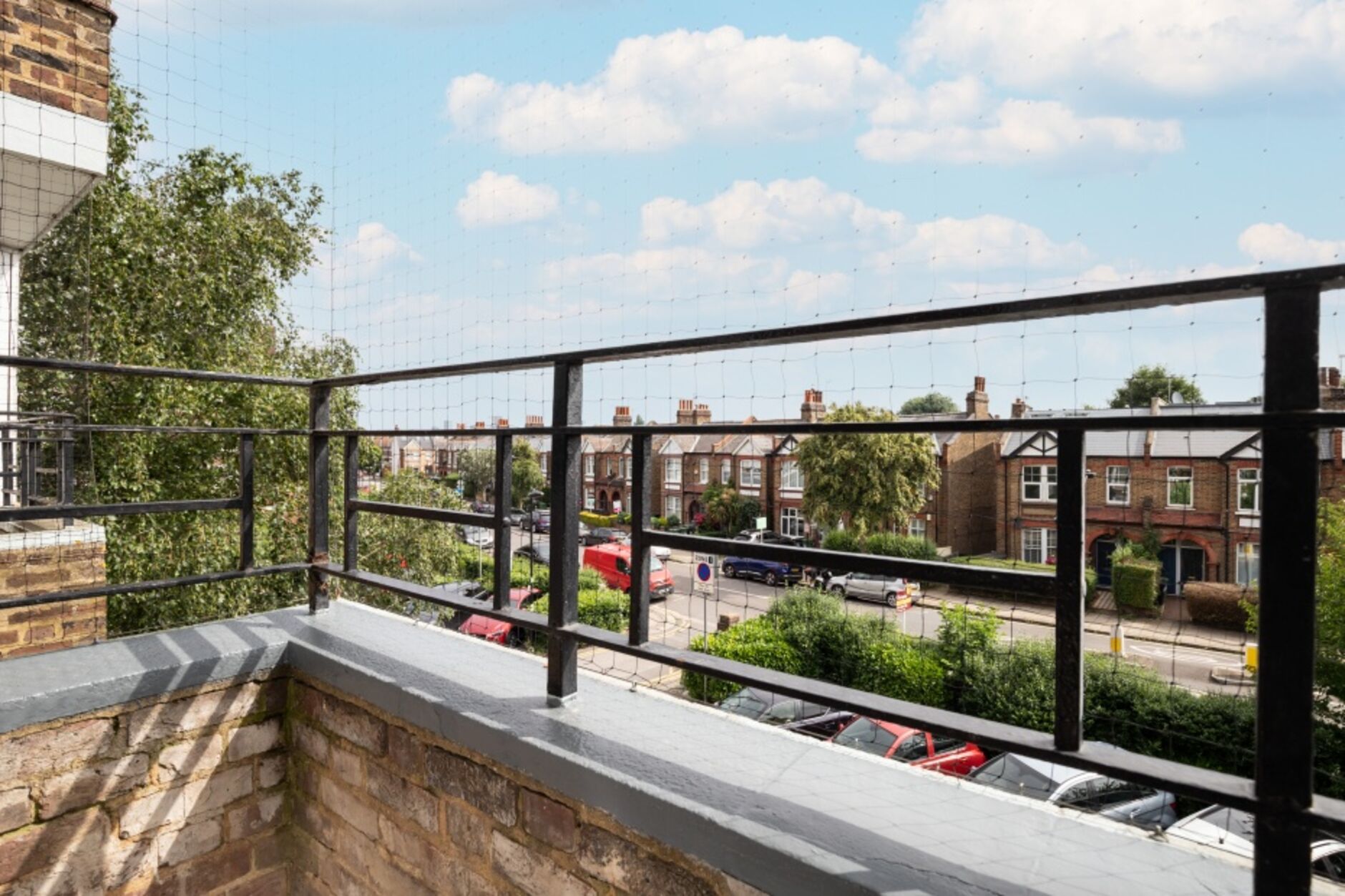 Flat Emlyn Road in Greater London
