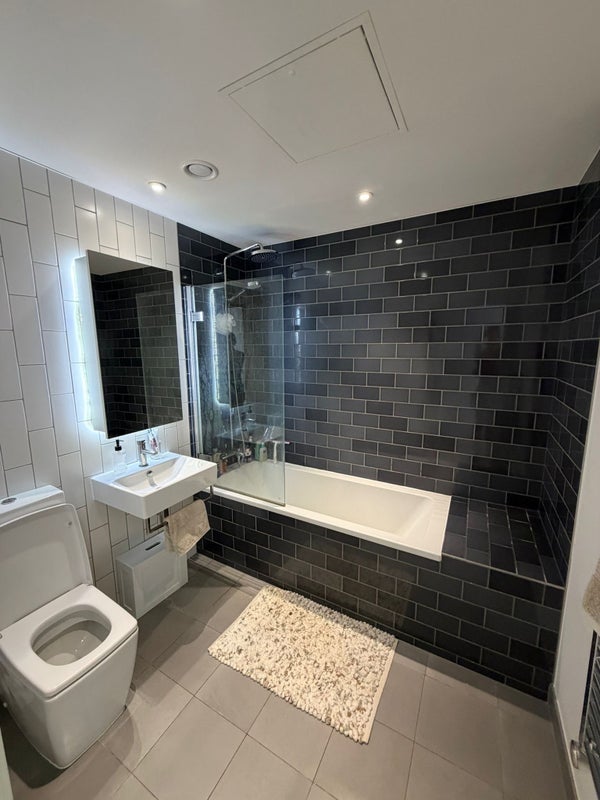 Room Royal Crest Avenue in Greater London