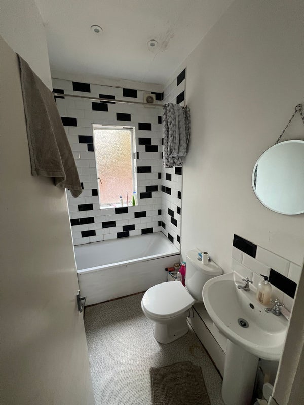 Room Effra Road in Greater London