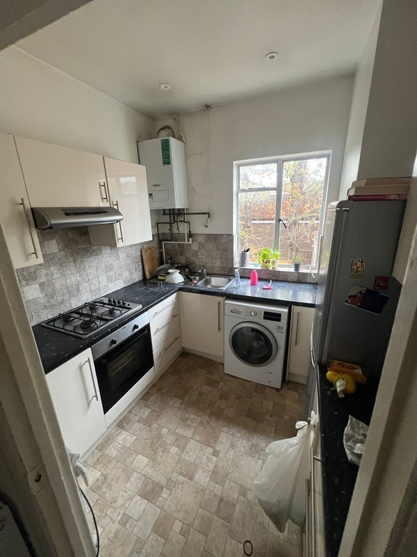 Room Effra Road in Greater London