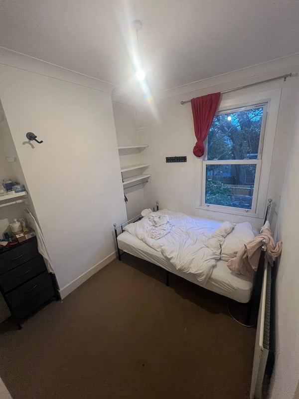 Room Effra Road in Greater London