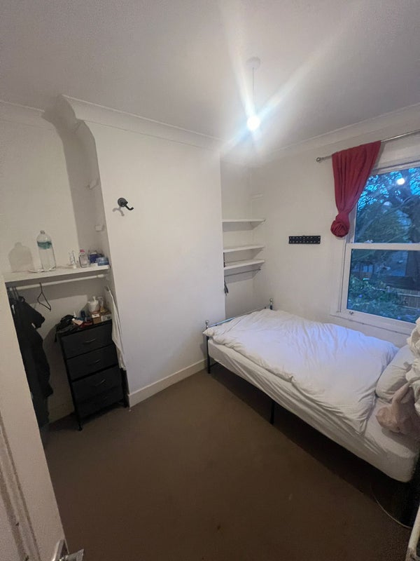 Room Effra Road in Greater London
