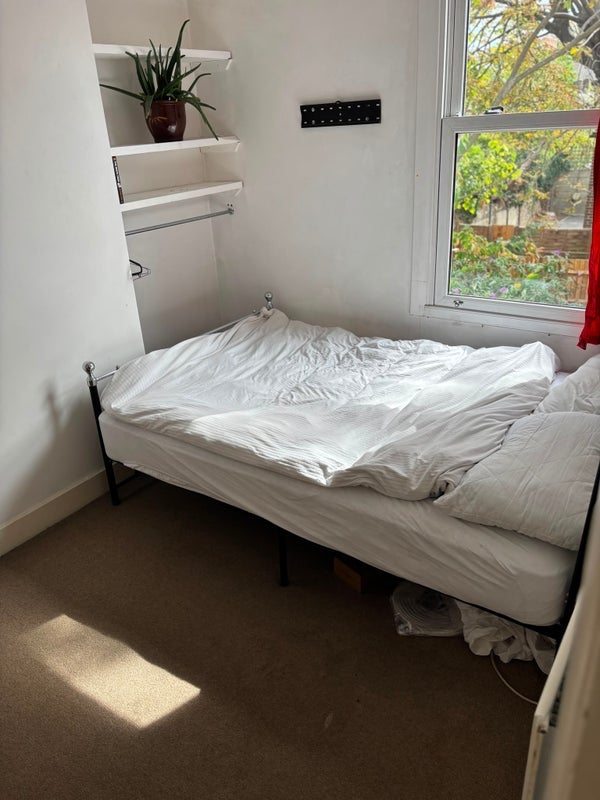 Room Effra Road in Greater London