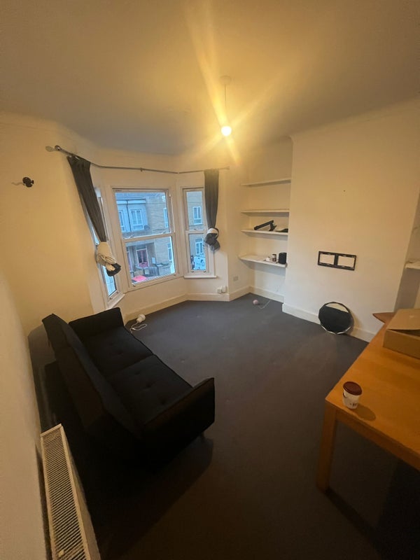Room Effra Road in Greater London