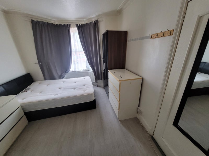 Room Skeltons Lane in Greater London