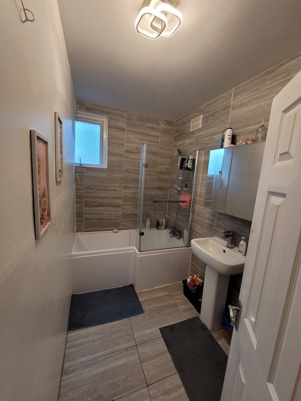 Room Skeltons Lane in Greater London
