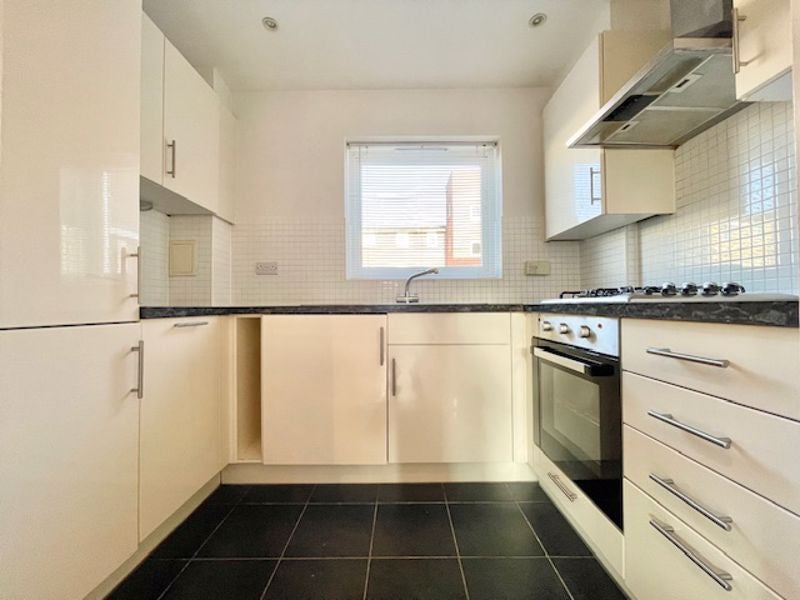 Flat Calypso Crescent in Greater London