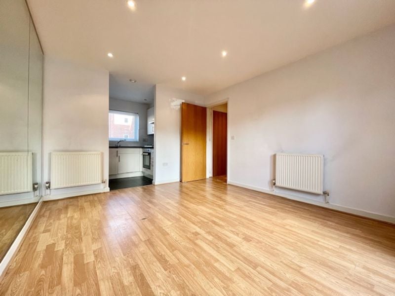 Flat Calypso Crescent in Greater London