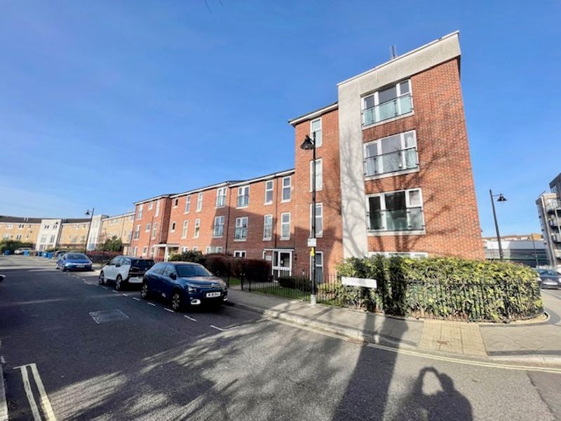 Flat Calypso Crescent in Greater London