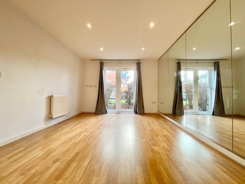 Flat Calypso Crescent in Greater London