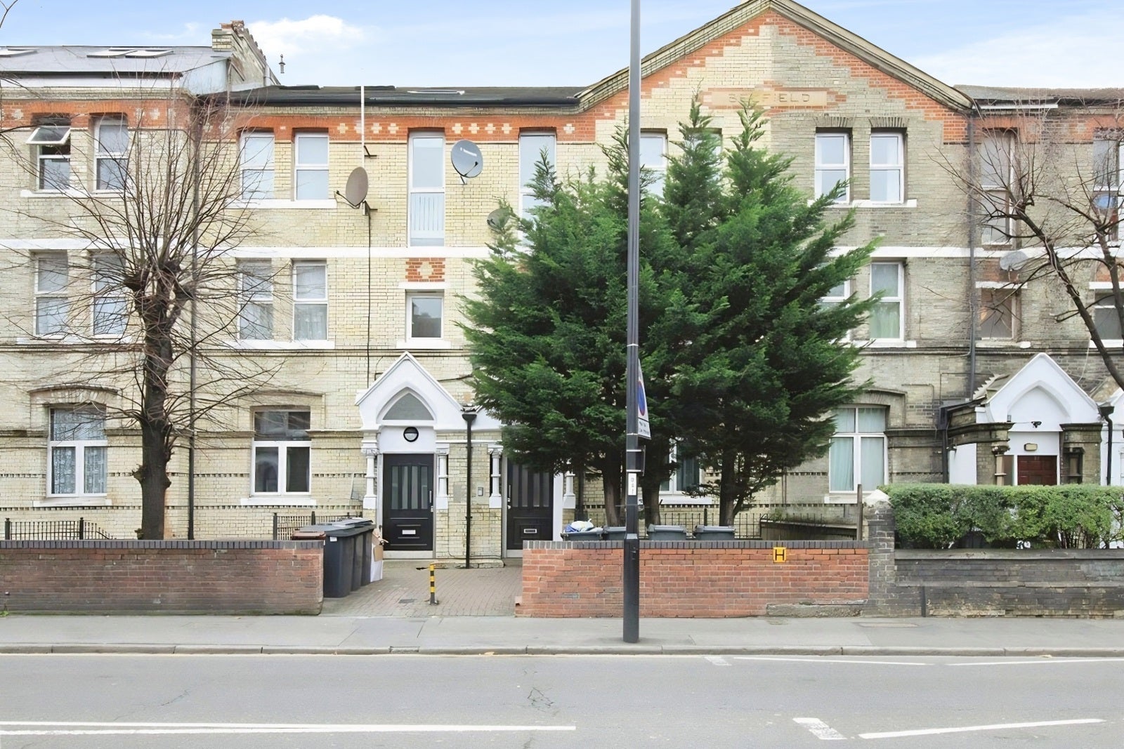 Flat Wellesley Road in Greater London
