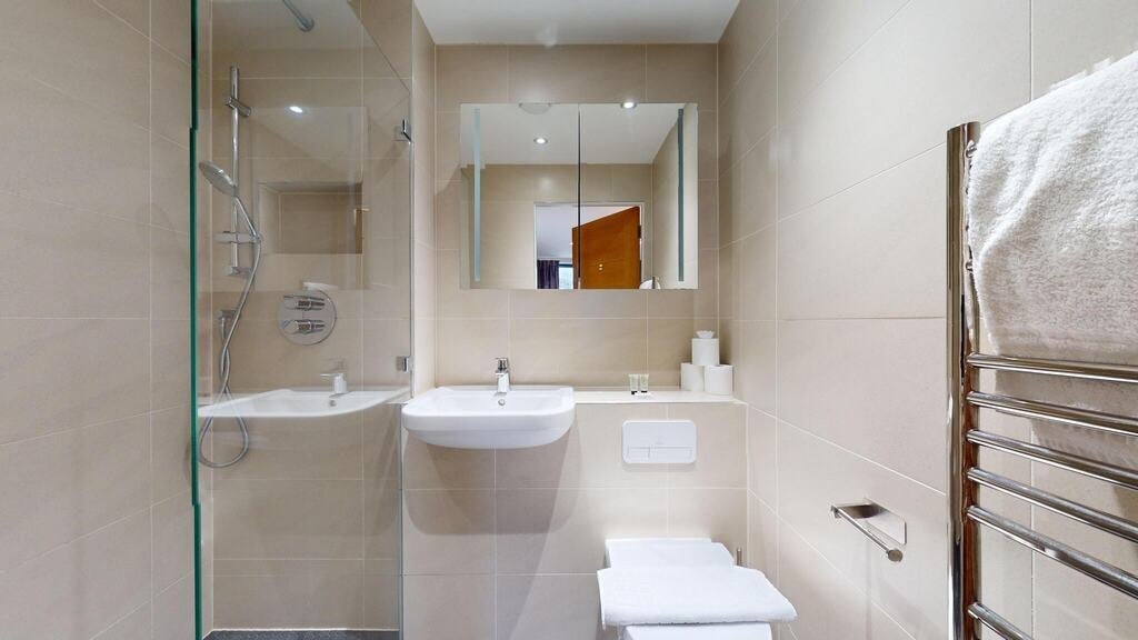Flat Fairclough Street in Greater London