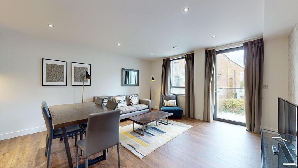 Flat Fairclough Street in Greater London