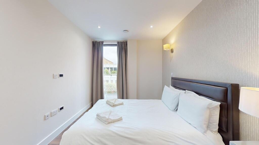 Flat Fairclough Street in Greater London