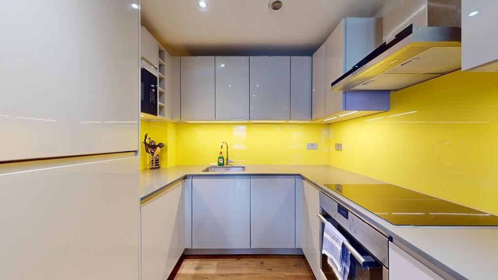 Flat Fairclough Street in Greater London