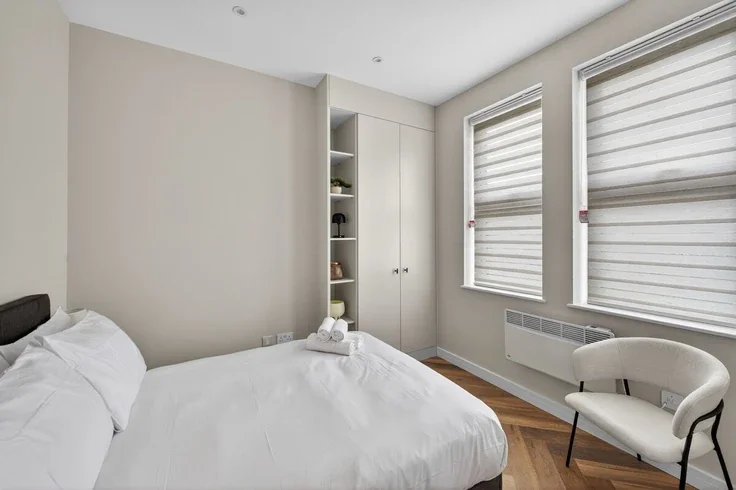 Flat Baron's Court Road in Greater London