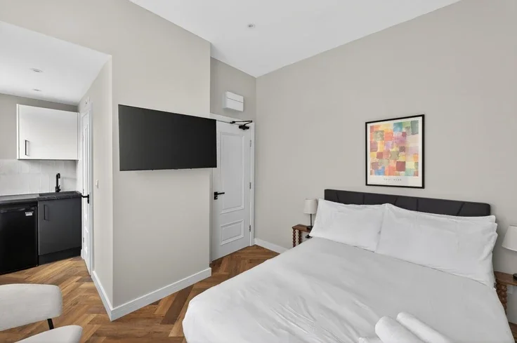 Flat Baron's Court Road in Greater London