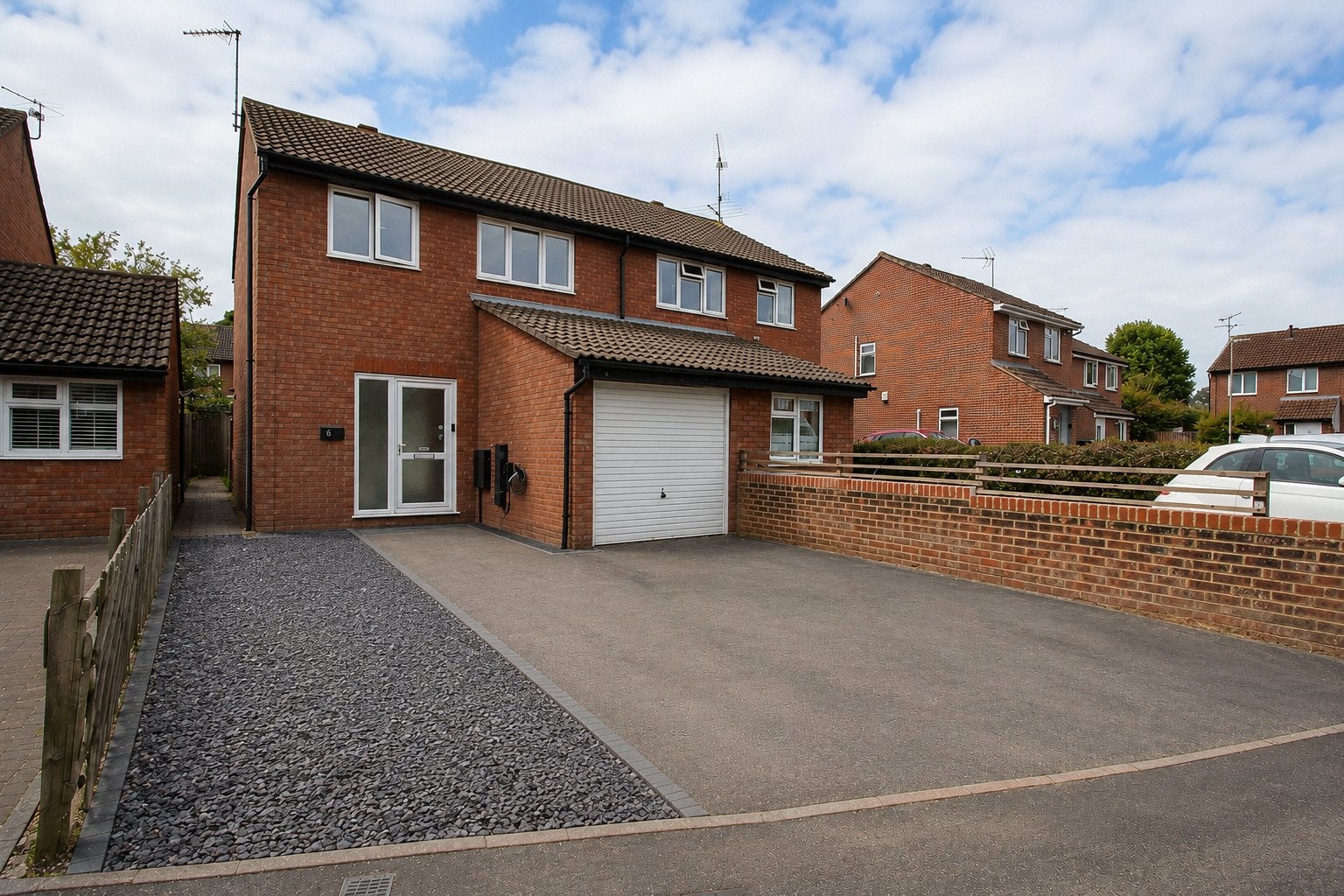 House Blackthorne Close in East Hampshire