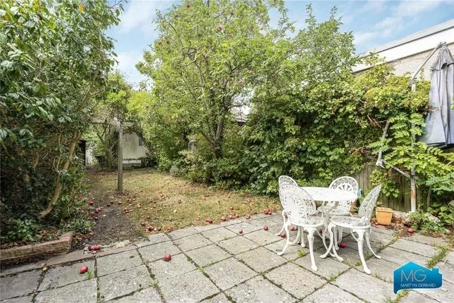 House Cardrew Avenue in Greater London