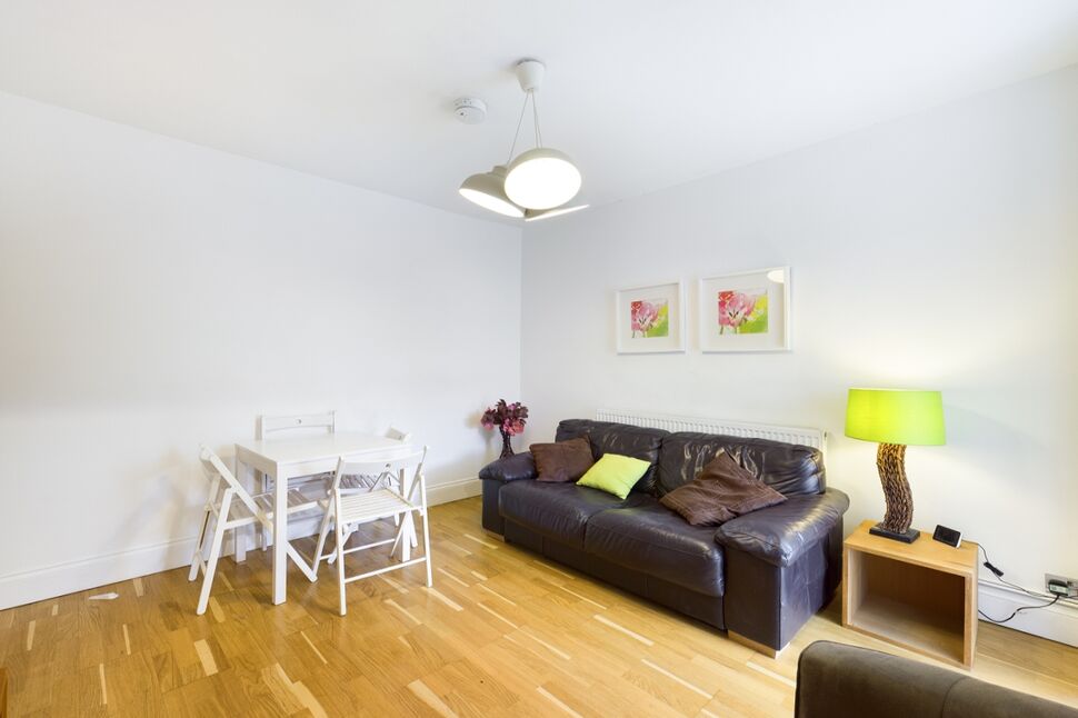 Room Euston Road in Far Cotton