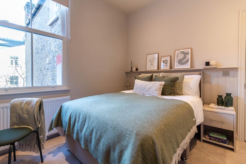 Room Mysore Road in Greater London
