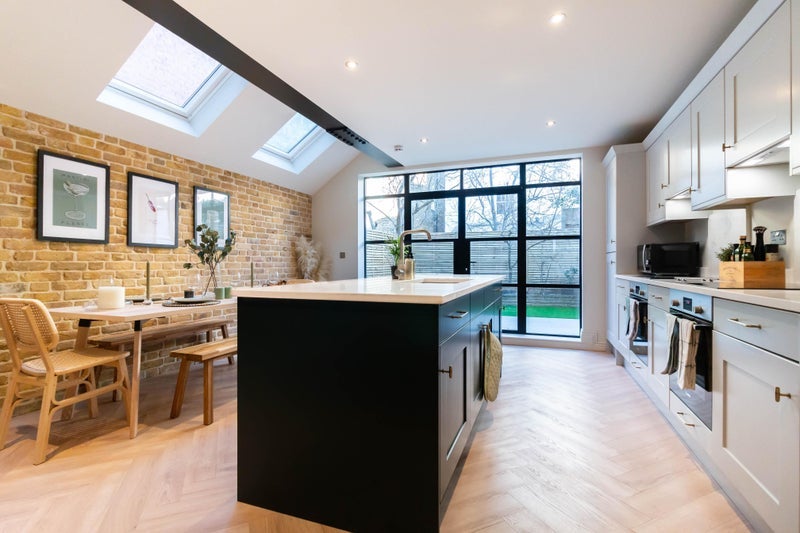 Room Mysore Road in Greater London