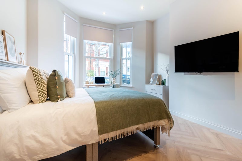 Room Mysore Road in Greater London
