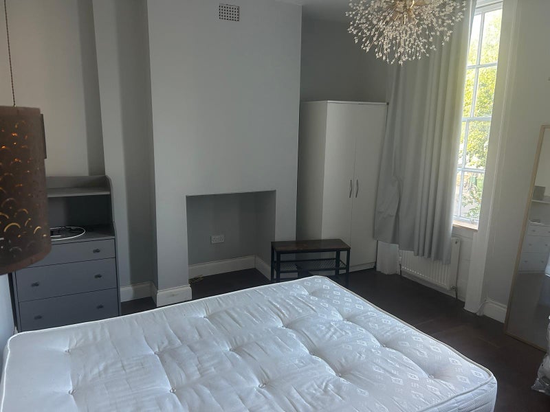 Room South Lambeth Road in Greater London