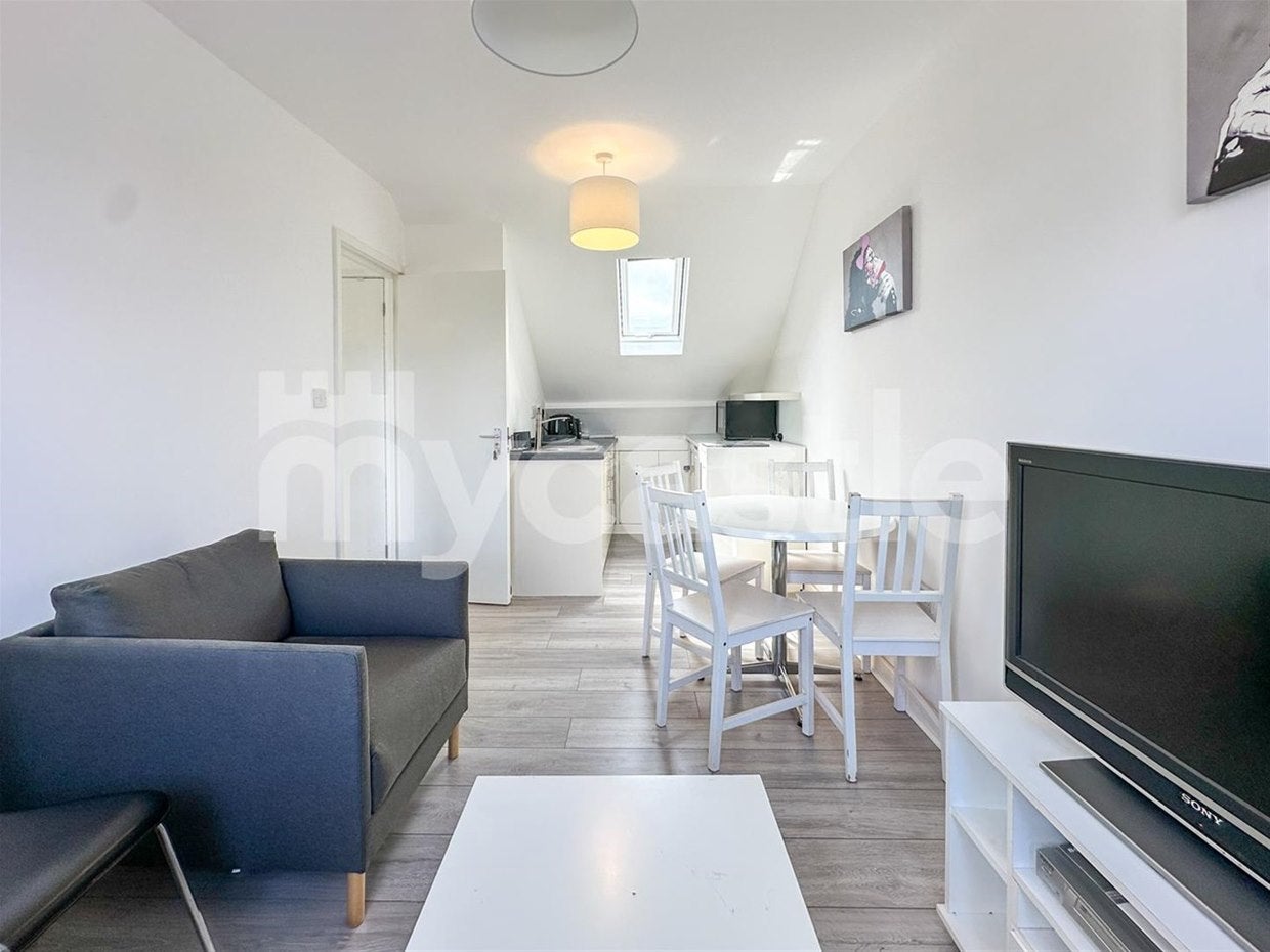 Flat Pinkwell Lane in Greater London