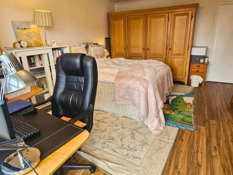 Room St. James' Close in Greater London