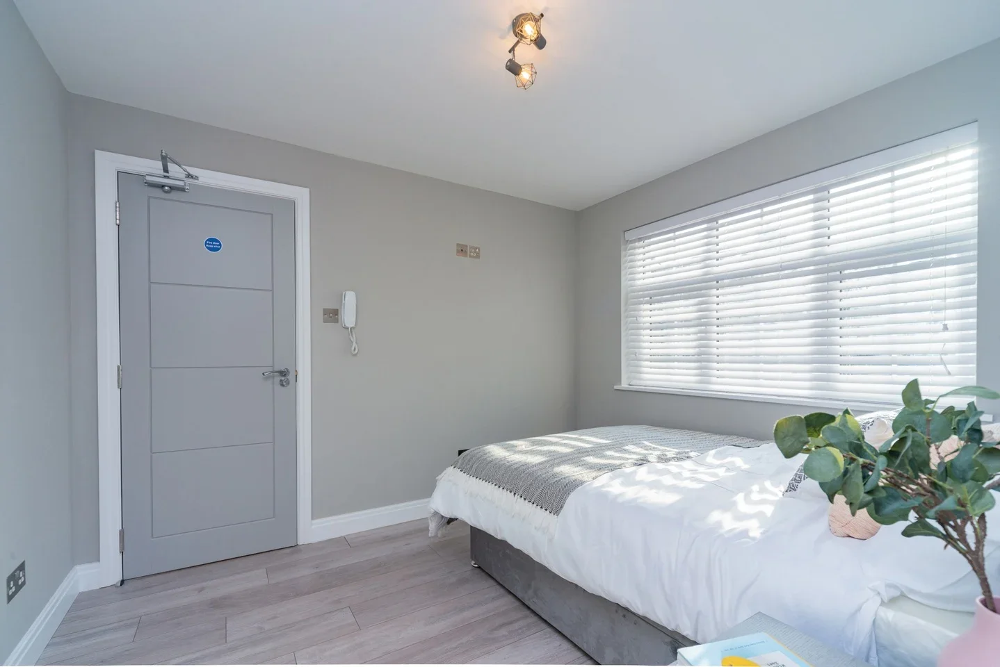 Flat Tennyson Avenue in Greater London