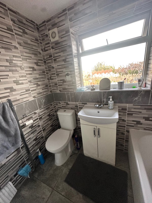 Room Meadowsweet Avenue in Bristol