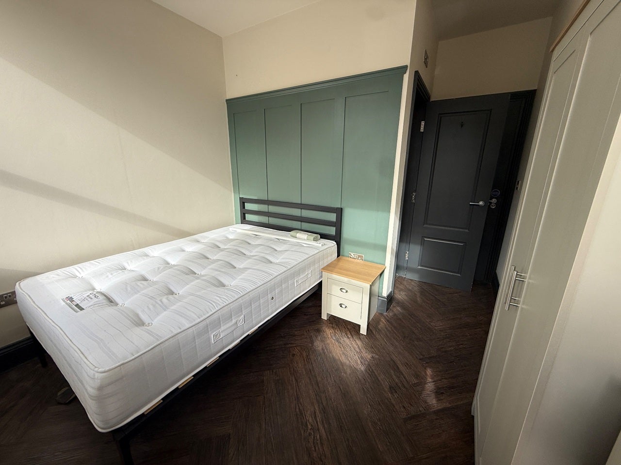 Room Summerhill Grove in Newcastle upon Tyne