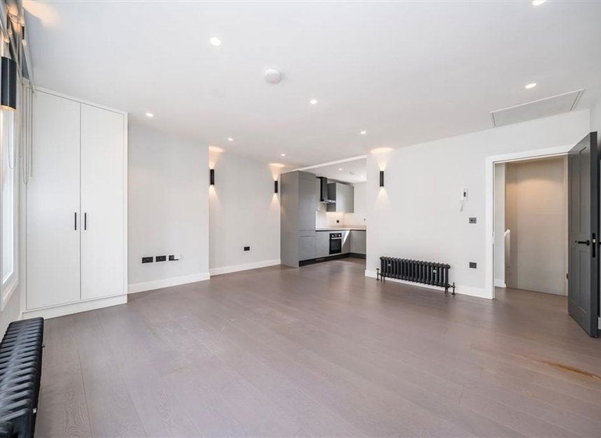 Flat Shaftesbury Avenue in City of Westminster