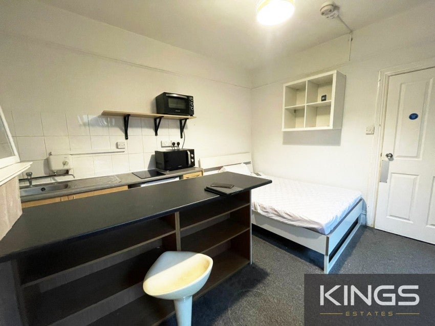 Room Portswood Road in Southampton