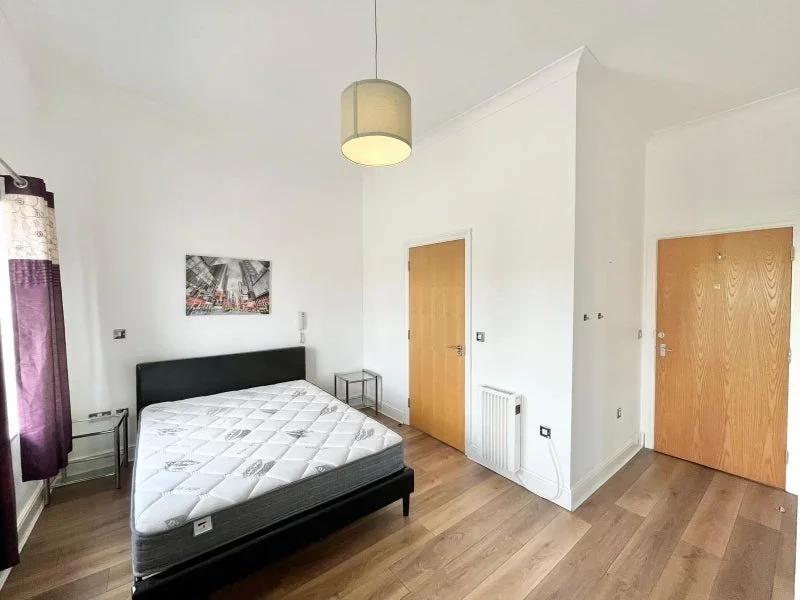 Room Greenhill Road in Manchester