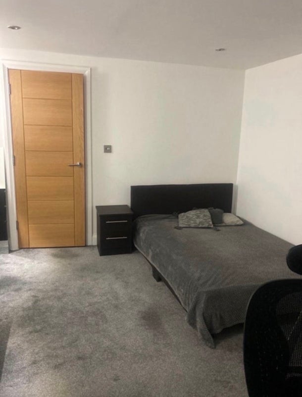Room Croombs Road in Greater London