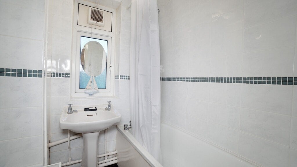 Room Gough Walk in Greater London