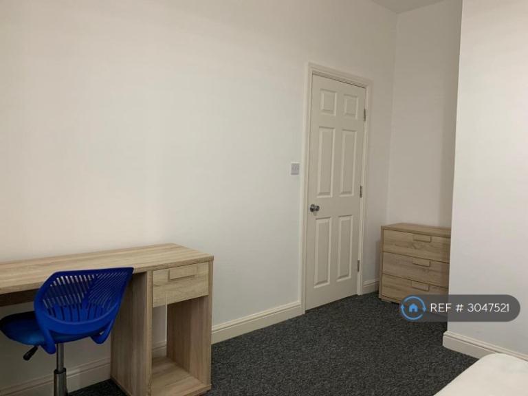 Room Beaconsfield Road in Coventry