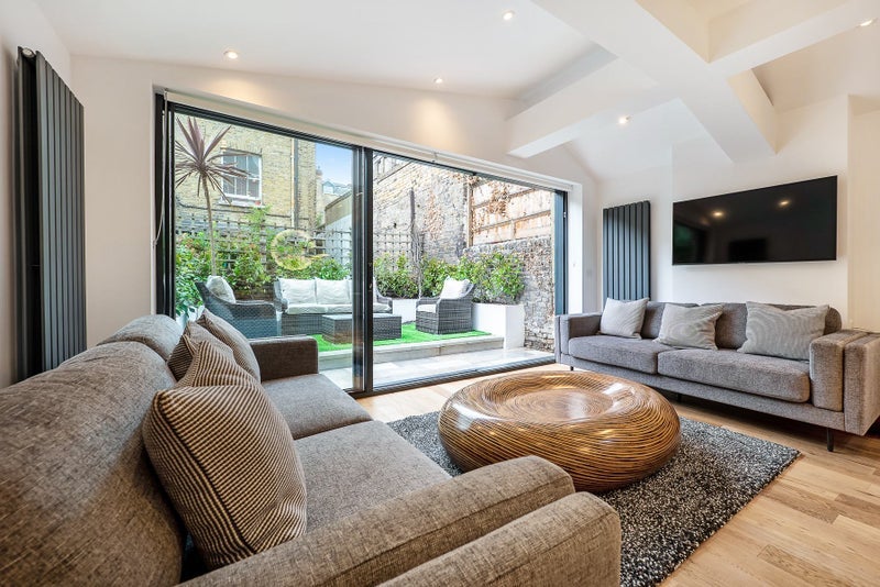 Room Crewdson Road in Greater London