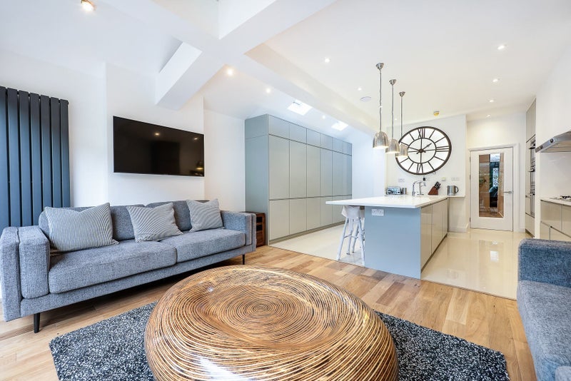 Room Crewdson Road in Greater London