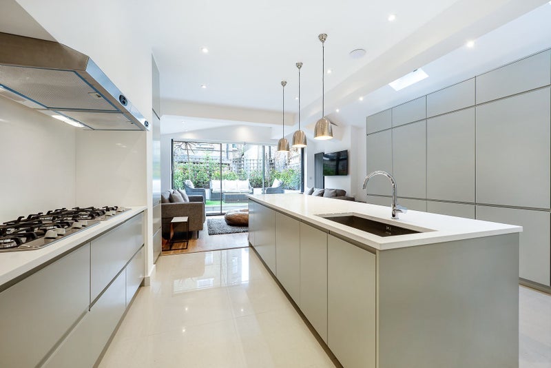 Room Crewdson Road in Greater London