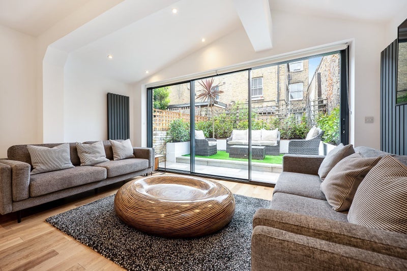 Room Crewdson Road in Greater London