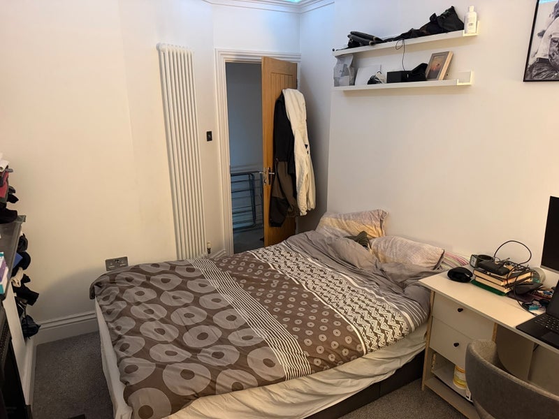 Room Bennerley Road in Greater London