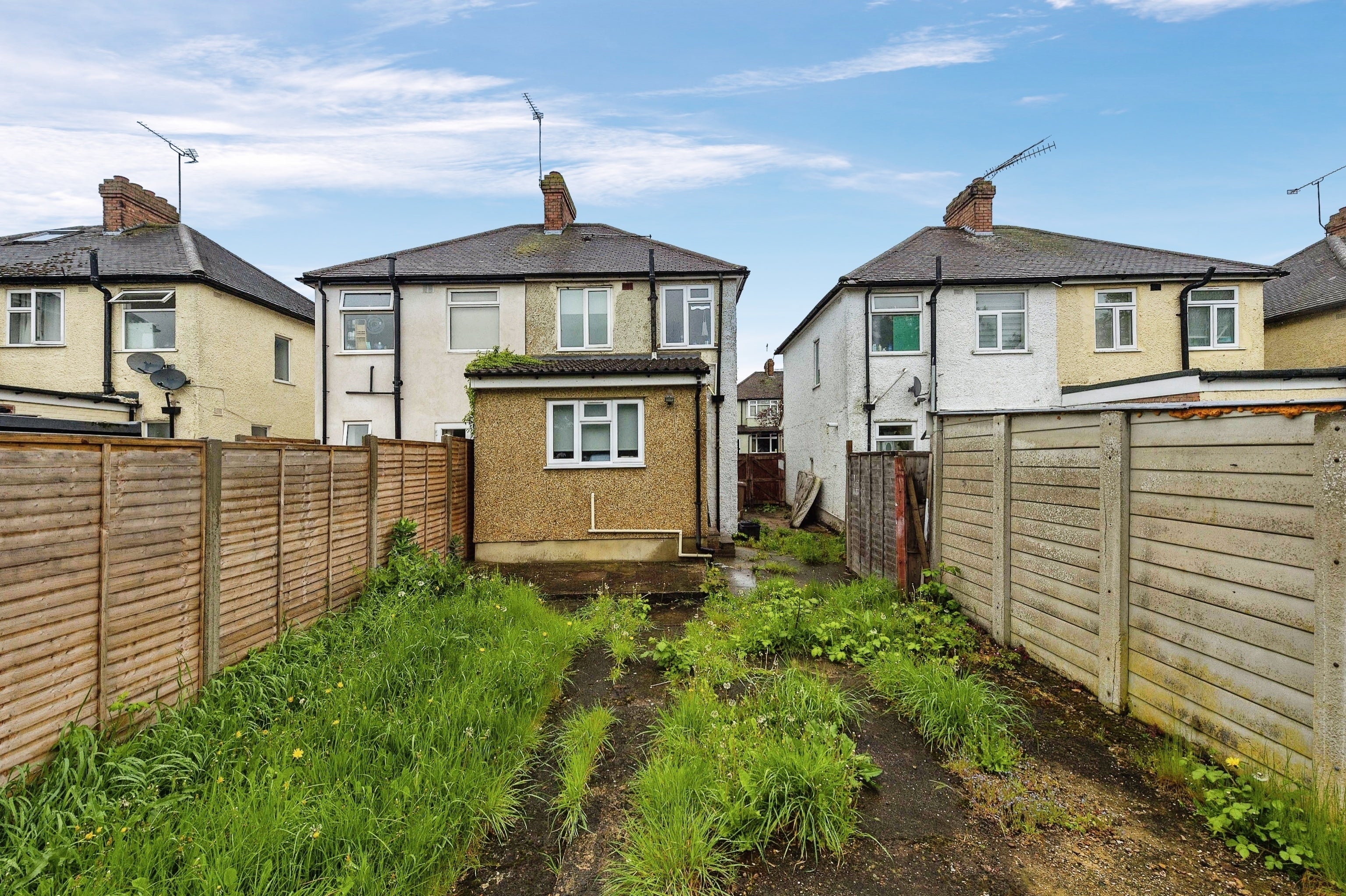 House Third Avenue in Luton