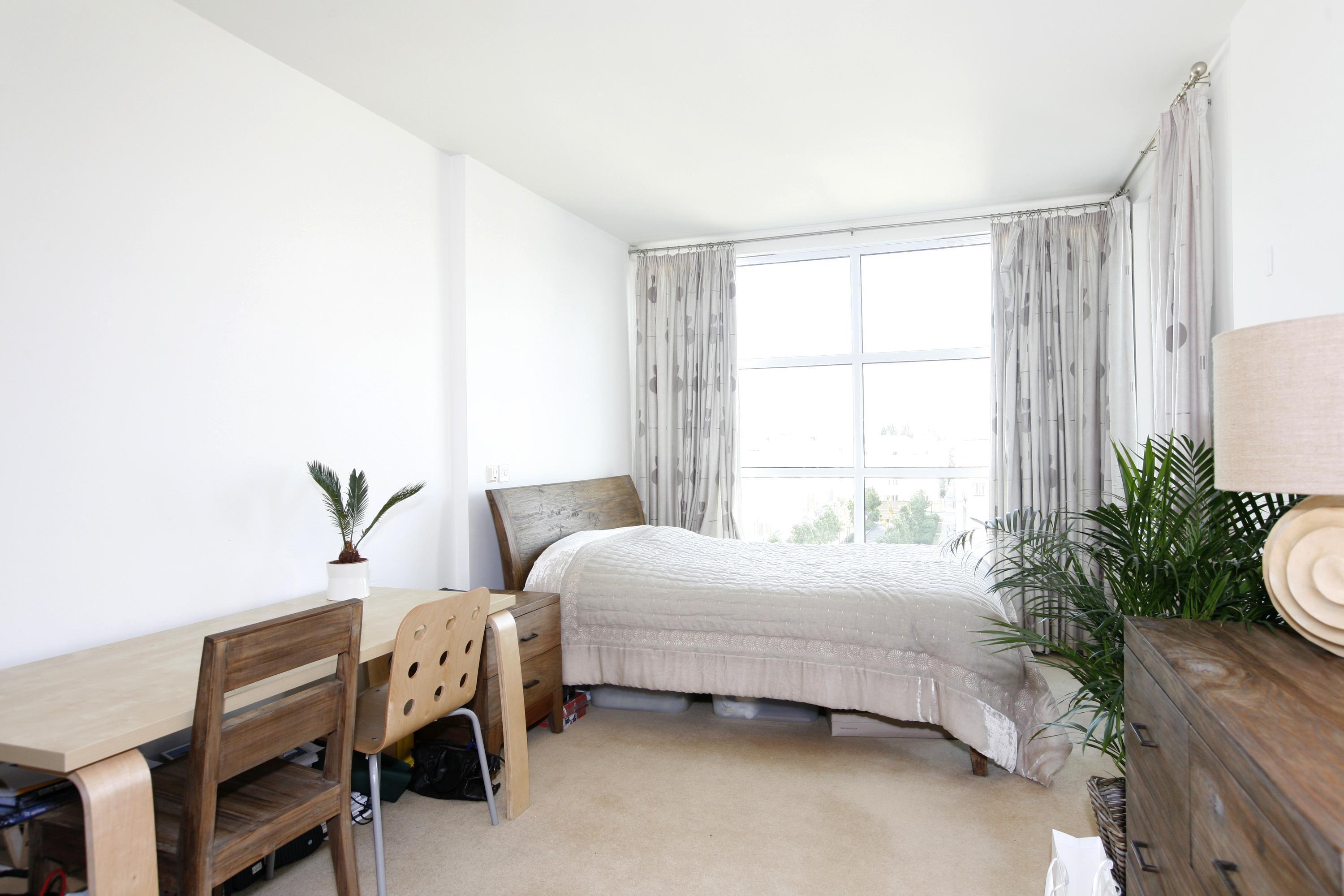 Flat Melliss Avenue in Greater London