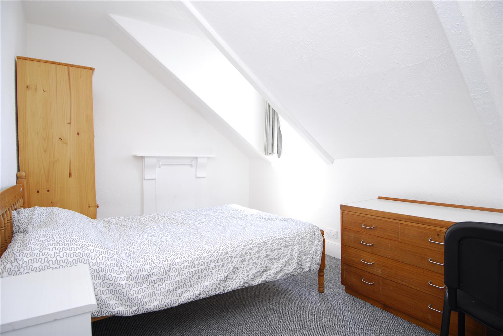 Room Lipson Road in Plymouth